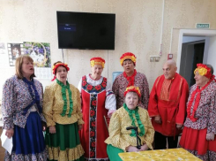 Праздничное мероприятие «Возраст ваш золотой» провели в ЦСО Морозовского района ко Дню пожилого человека
