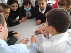 Игру-диалог «Я и мир профессий» провели для девятиклассников в «Точке Роста» в школе №4 в Морозовске