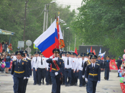 На параде в Морозовске прошли военные, ветераны Афганистана, школьники, кадеты и другие горожане