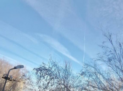 Почему самолеты оставляют следы разной формы и размера, и почему не стоит их бояться, редактору «Блокнот Морозовск» разъяснили в разных инстанциях