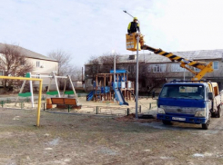 Детские игровые площадки осветили в Морозовске