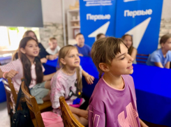 Огромный флаг, гимн и русские блины: как школьники Морозовска отметили День России