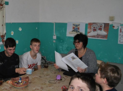 Валенки, ушанка, матрешка: предметы, как символы России обсудили в Доме культуры хутора Вишневка