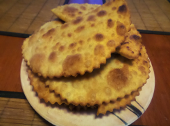 Тонкостями приготовления вкусных и сочных чебуреков поделилась корреспондент «Блокнота Морозовска»