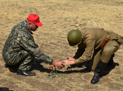 Символическую капсулу активисты из Морозовска наполнили землей с поля, где начался первый бой Сталинградской битвы