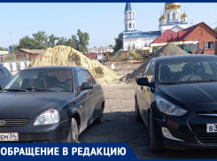 Видно же, что здесь люди живут! - возле дворов рядом с храмом водители регулярно устраивают стоянку