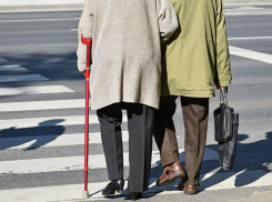 Сотрудники ГИБДД призвали морозовчан к повышению безопасности представителей старшего поколения на дороге