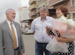 В ходе рабочего визита в Ростов депутат Алексей Журавлев посетил семью, которой помог получить новую квартиру