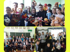  Посылку с игрушками для детей из малообеспеченных семей подготовили волонтеры из школы №3 в Морозовске