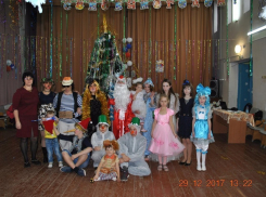 Буратино, Мальвина, Лиса Алиса, Кот Базилио и другие сказочные персонажи веселили детей Вишневки в Новый год