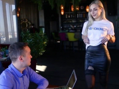 Познавательный стриптиз устроила блондинка на видео