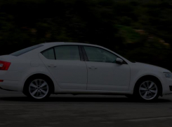 Skoda Octavia ночью опрокинулась в кювет на границе Морозовского и Тацинского районов 