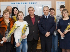 Письмо в редакцию: Будущих автоледи Морозовска поздравили с 8 марта