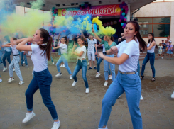 День молодежи в Морозовске отметили с конфетти-шоу, мыльными пузырями, флешмобом и танцами