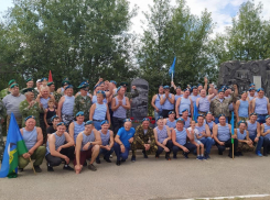 Памятный знак, посвященный 90-летию ВДВ, торжественно открыли в Морозовске