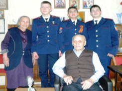 Воспитанники кадетского корпуса и волонтеры Морозовска поздравили ветерана с Новым годом и Днем рождения