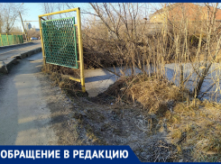 Это что, бесплатные водяные горки? - морозовчанин возмутился, что рядом с тротуаром обрыв в реку ничем не огорожен