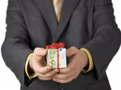 Морозовчанам напомнили о запрете дарить новогодние подарки должностным лицам