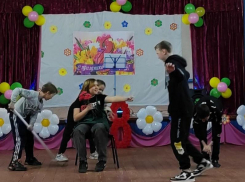 Волшебный букет из музыки, песен и танцев подарили прекрасной половине на концерте в честь 8 марта в Сибирьчанском сельском клубе