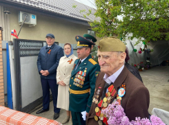 Для ветерана Великой Отечественной войны Василия Тесленко в Морозовске провели персональный мини-парад