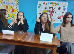 Скорость, ловкость и интеллект показали юные красавицы на празднике в честь 8 марта в Вольно-Донском доме культуры