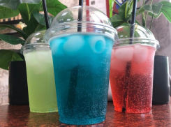 Холодный кофе, молочные коктейли, мохито и лимонады со множеством популярных вкусов ждут вас в магазинах «Колос»