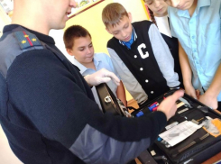 Шестиклассники на службе закона: в школах Морозовского района запустили «полицейские» классы