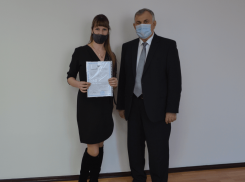 Две многодетные семьи Морозовска получили свидетельства о выплатах на приобретение жилья