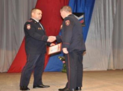 Сотрудников отдела полиции «Морозовский» поздравили  в станице Милютинской