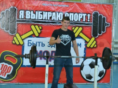 Участники соревнований по русскому жиму в Морозовске подбадривали друг друга и болели за свои команды