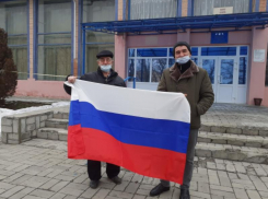 Жители станицы Вольно-Донской подняли триколор в поддержку российских спортсменов на Олимпийских играх в Пекине