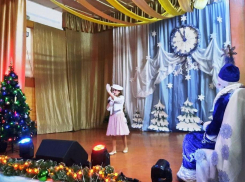 Новогодний концерт со спасением Деда Мороза от злых чар Бабы-Яги устроили в Доме детского творчества в Морозовске