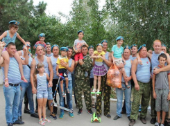 Десантники Морозовска в День ВДВ от чистого сердца подарили подарки детям из приюта