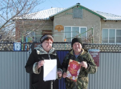 Работники Вольно-Донского Дома культуры поздравили односельчанина с юбилеем