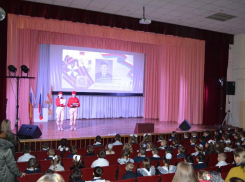 Урок мужества провели ко Дню Героев Отечества в Доме офицеров в Морозовске