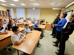 Морозовские полицейские встретились с учениками «полицейского класса»