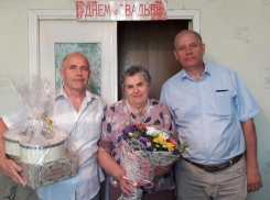 Семью Плато с сапфировой свадьбой поздравил мэр Морозовска