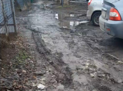 «Издевательство»: житель Морозовска пожаловался на грязь из-за машин