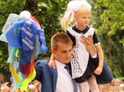 Для первоклашек Морозовска прозвенел первый в жизни звонок