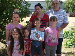 Открытки с изображением Петра и Февронии подарили многодетным семьям в хуторе Старопетровском 