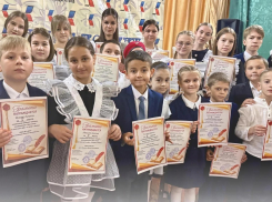 «Папа - моя опора»: в Морозовске дети растрогали зрителей стихами ко Дню отца