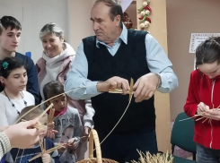 Мастер декоративно-прикладного искусства Василий Подгорняк провел урок по лозоплетению в Морозовске