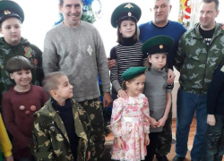 Пограничники вкусно поздравили детей в приюте и пожилых морозовчан с Рождеством