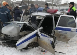 Один человек погиб и ещё один госпитализирован: в Морозовске автомобиль ДПС попал в аварию во время погони за нарушителем