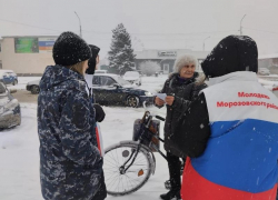 О новых способах мошенничества волонтеры и полиция информируют морозовчан на улицах 