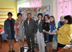 Акцию "Георгиевская ленточка" провели в хуторе Вишневка в канун празднования Великой Победы