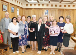Работников социальной сферы Морозовского района наградили памятными знаками «85 лет Ростовской области» 