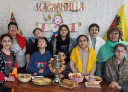 С горячими блинами и веселыми конкурсами отпраздновали Масленицу в Сибирьчанском СК