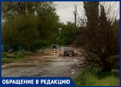 Жители переулка Загородний и улицы Руднева в Морозовске сняли на видео свою размытую ливнем дорогу