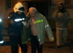 Появилось видео спасения людей из задымленного пожаром многоквартирного дома в Морозовске